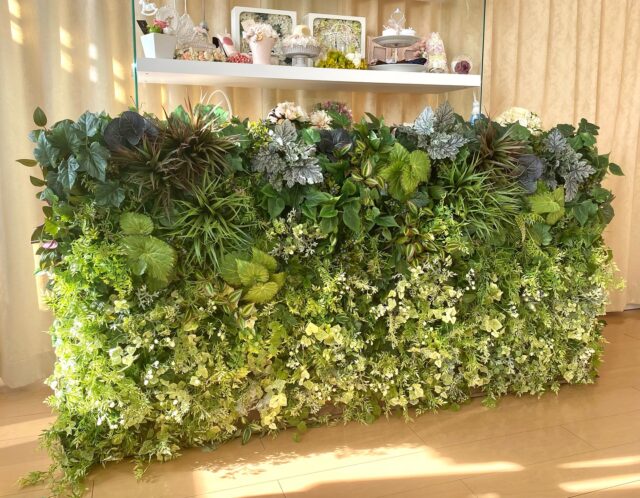 ・
大壁面緑化グラデーションVer.
⁡
900×1800の大壁面緑化です🌿
耐荷重を考慮し、2分の1ずつ制作し
カスタムしてあります🤞
⁡
どこが繋ぎ目か分かりますでしょうか〜？🫣
設置時にさらにグリーンを加えて境目を
カモフラージュしていきますよ✨
⁡
☑︎お店のイメージを変えたい方
☑︎お店のリニューアルを考えている方
☑︎女性のお客様を増やしたい方
☑︎空間を少しでも広く見せたい方etc...
お気軽にメッセージよりご相談くださいませ🕊️
⁡
植物の世話が苦手、虫が嫌い🐝
一年中植物を楽しみたい方、店舗様などには
フェイクグリーンがおすすめです𖧧
⁡
⁡
#不動産#不動産店舗#新店舗オープン#グリーン#植え込み#観葉樹木#アーティフィシャルグリーン#フェイクグリーン#店舗装飾#壁面緑化#リニューアル#店舗ディスプレイ#ディスプレイ#岐阜羽島#空間装飾#グリーン装飾#壁面装飾#グリーンアレンジ#ラヴィニュー#sdgs