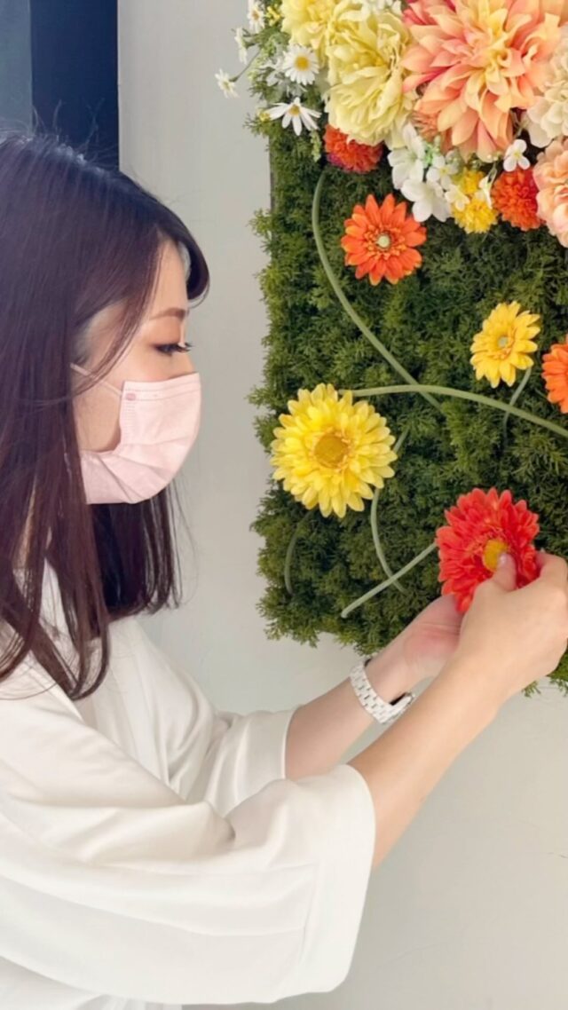 ・
⁡
@glow_cafe_gifu 様にて展示会設営
⁡
新芽を表したシンボルマーク＝ Germe
Germe （ジェルム）とは、フランス語で「芽」を意味します🌱
⁡
Germeは
“ 小さな声を社会に届け
その声の持ち主の笑顔を創り出す ”
アート作品になります💐
⁡
⁡
■ Germe展示期間
2024年6月17（月）～27日（木）
入場無料　
⁡
■開催時間
11:00～15:00
（カフェの営業時間により異なります）
⁡
■場所
📍Glow Café 
岐阜県大垣市綾野1丁目146
⁡
⁡
土井田一将（アートプロデューサー）
ソーシャルアート作家（※1）
今の社会の中で足りない視点や心に気づくきっかけを創り出し、共生力が高い社会を目指す。
（※1） ソーシャルアートとは、社会的意義や問題解決の視点を持ち、社会の深層に潜む課題や問題を浮き彫りにし、認識や意識を見つめなおすアート。
@toidakazumasa
⁡
La Vie NU 吉崎友恵（アートディレクター）
訪れる人々に元気と癒しを与えることを目指して
フラワーやグリーンを使った装飾、
室内緑化デザインをプロデュース。
@lavienu_green